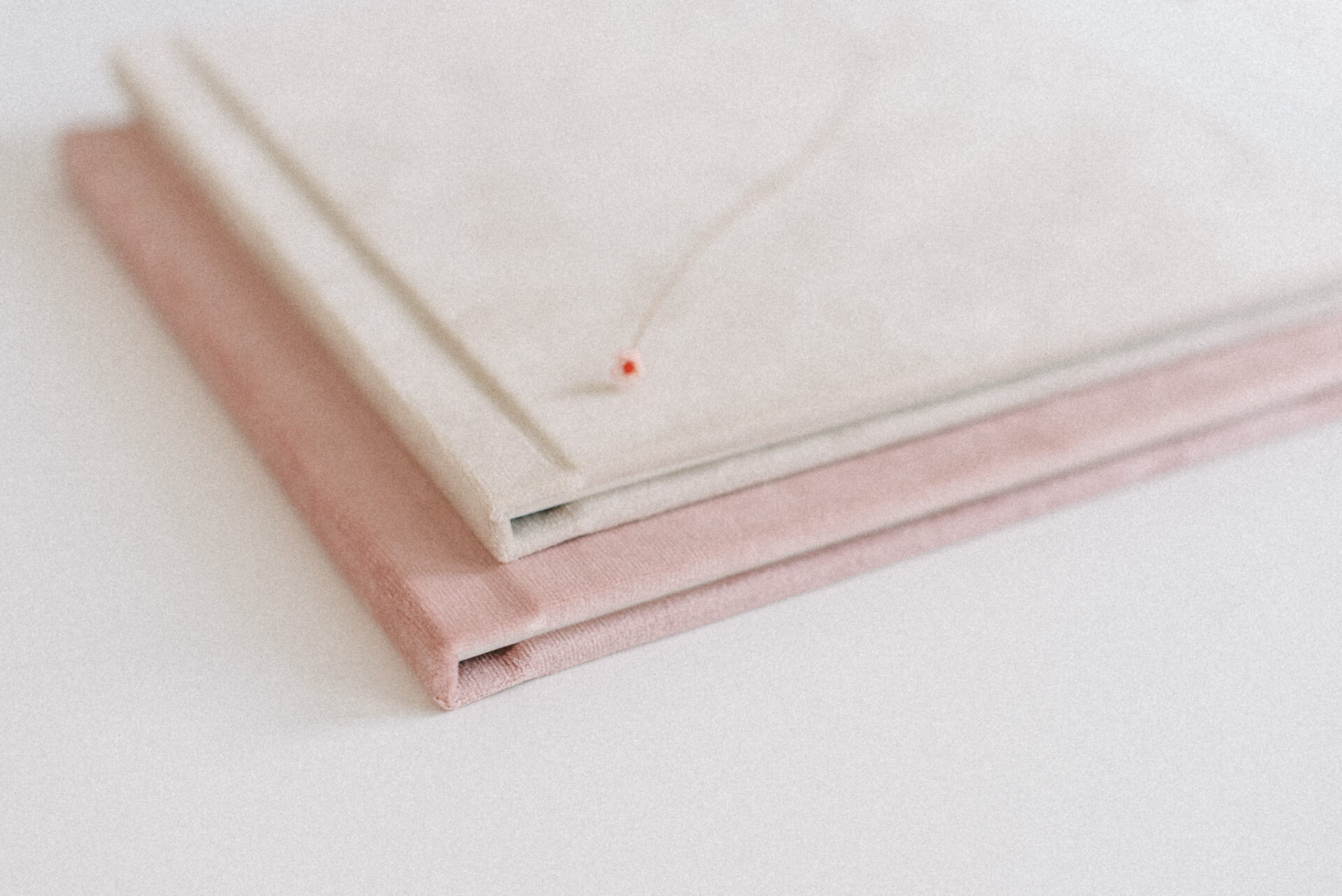 Feine Details eines handgefertigten Fotoalbums – minimalistisches Design von Judit König Photography